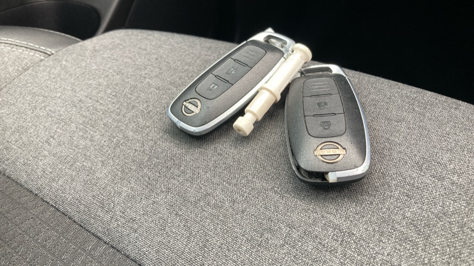 Nissan Qashqai 1.3 DiG-T MH N-Connecta 5dr Petrol Hatchback - Image 19