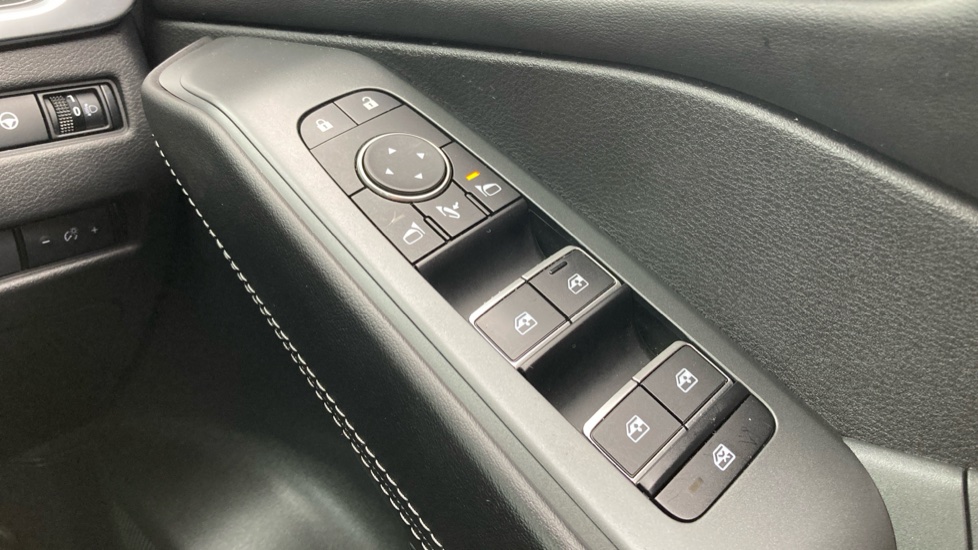 Nissan Qashqai 1.3 DiG-T MH N-Connecta 5dr Petrol Hatchback - Image 27