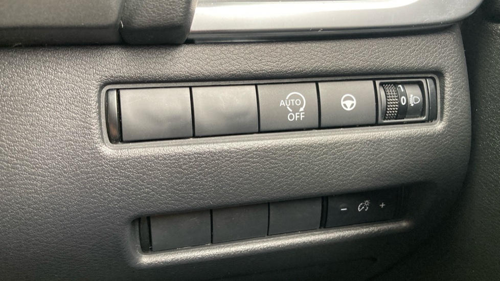 Nissan Qashqai 1.3 DiG-T MH N-Connecta 5dr Petrol Hatchback - Image 28