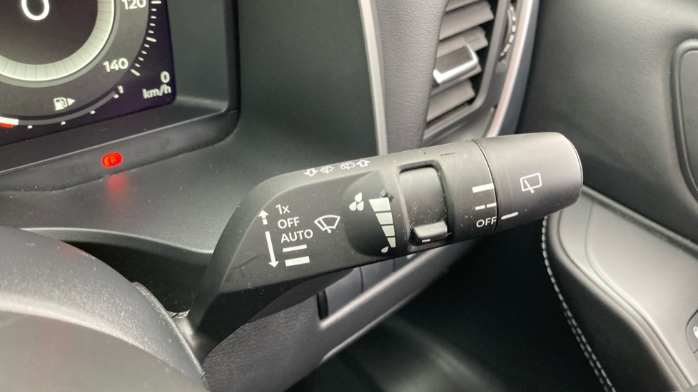 Nissan Qashqai 1.3 DiG-T MH N-Connecta 5dr Petrol Hatchback - Image 32