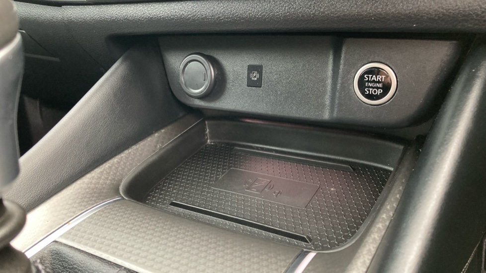 Nissan Qashqai 1.3 DiG-T MH N-Connecta 5dr Petrol Hatchback - Image 35