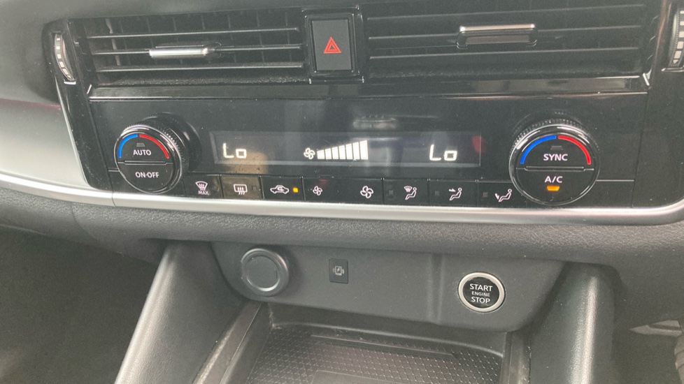 Nissan Qashqai 1.3 DiG-T MH N-Connecta 5dr Petrol Hatchback - Image 36