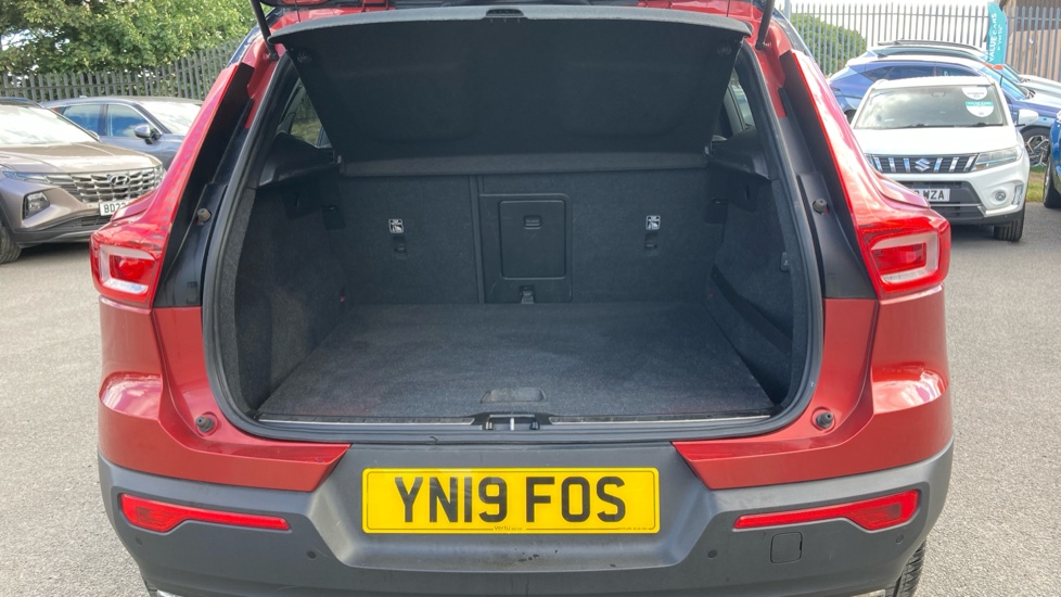 Volvo XC40 2.0 D3 R DESIGN Pro 5dr Diesel Estate - Image 4