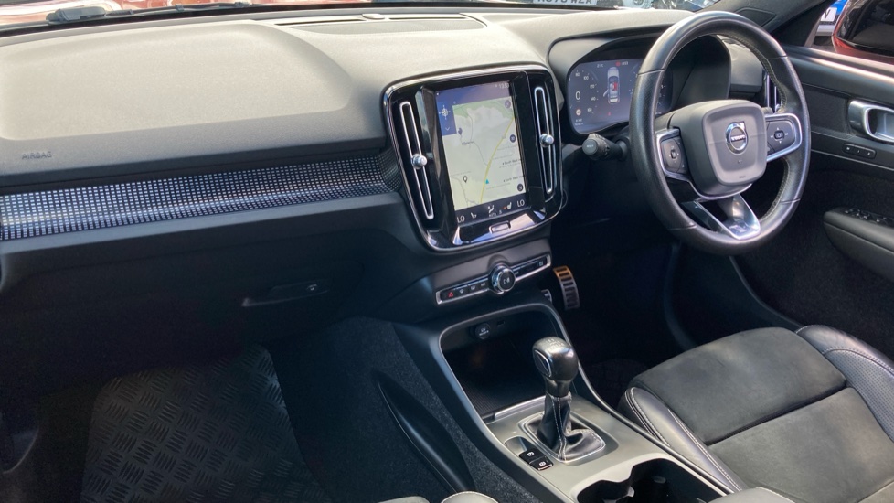 Volvo XC40 2.0 D3 R DESIGN Pro 5dr Diesel Estate - Image 9