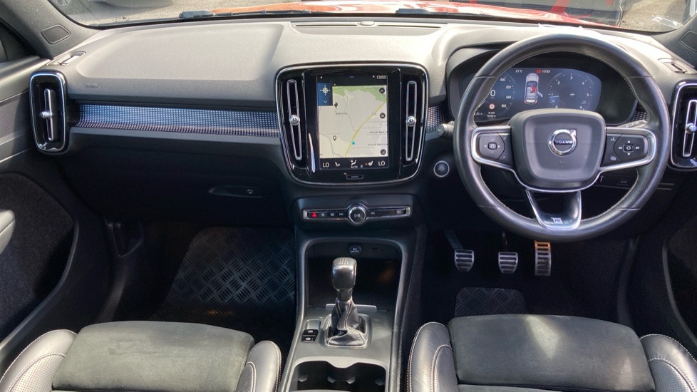 Volvo XC40 2.0 D3 R DESIGN Pro 5dr Diesel Estate - Image 10