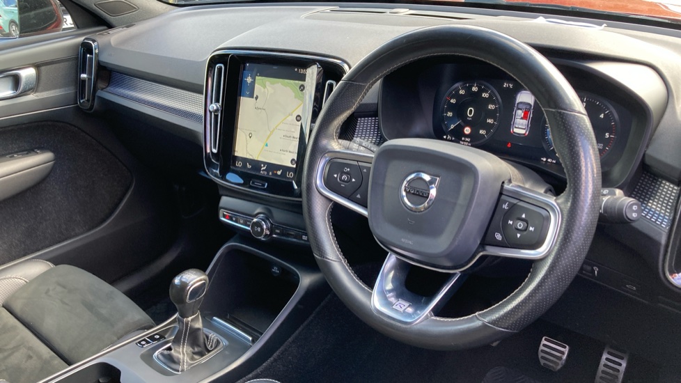 Volvo XC40 2.0 D3 R DESIGN Pro 5dr Diesel Estate - Image 11
