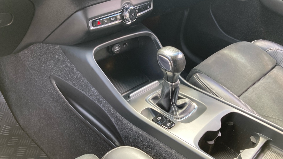 Volvo XC40 2.0 D3 R DESIGN Pro 5dr Diesel Estate - Image 13