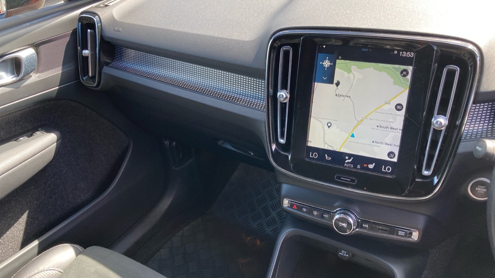 Volvo XC40 2.0 D3 R DESIGN Pro 5dr Diesel Estate - Image 14