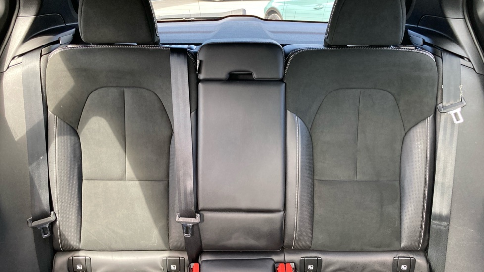 Volvo XC40 2.0 D3 R DESIGN Pro 5dr Diesel Estate - Image 15