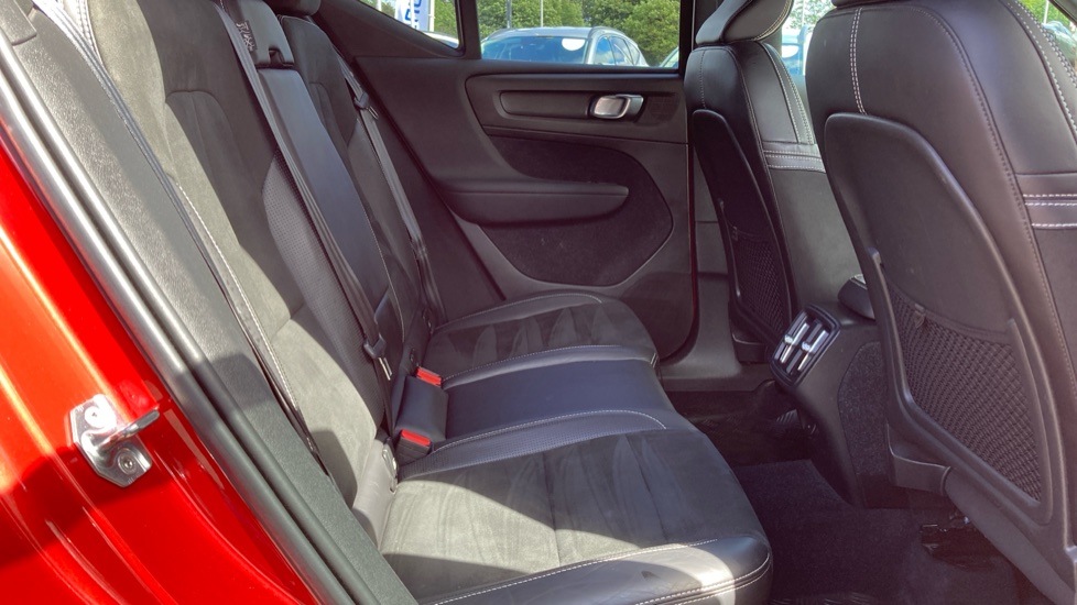 Volvo XC40 2.0 D3 R DESIGN Pro 5dr Diesel Estate - Image 16