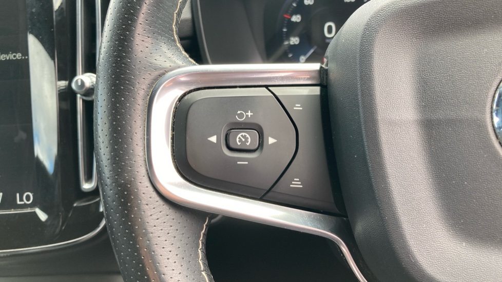 Volvo XC40 2.0 D3 R DESIGN Pro 5dr Diesel Estate - Image 29
