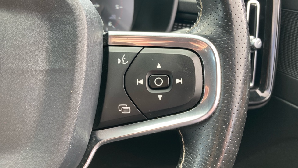 Volvo XC40 2.0 D3 R DESIGN Pro 5dr Diesel Estate - Image 30