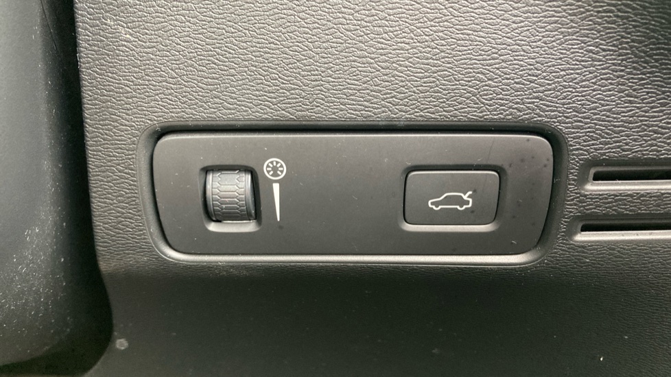 Volvo XC40 2.0 D3 R DESIGN Pro 5dr Diesel Estate - Image 31