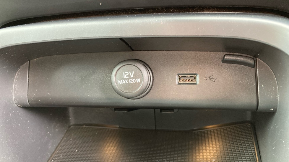 Volvo XC40 2.0 D3 R DESIGN Pro 5dr Diesel Estate - Image 32