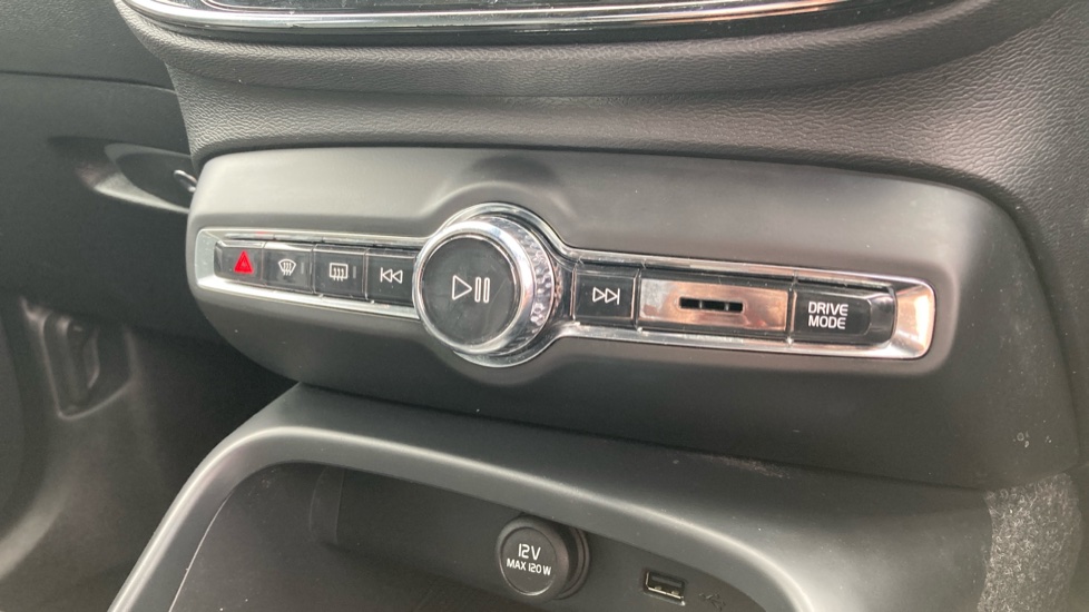Volvo XC40 2.0 D3 R DESIGN Pro 5dr Diesel Estate - Image 33