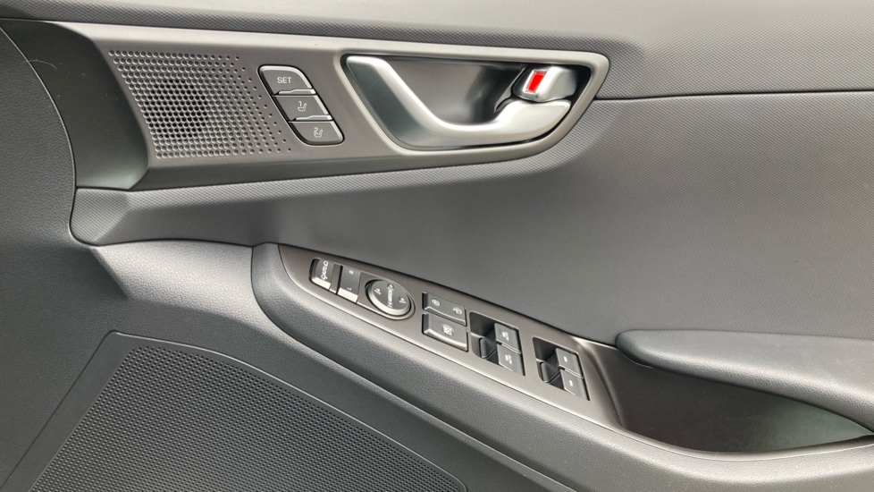 Hyundai IONIQ 1.6 GDi Plug-in Hybrid Premium SE 5dr DCT Hatchback - Image 31
