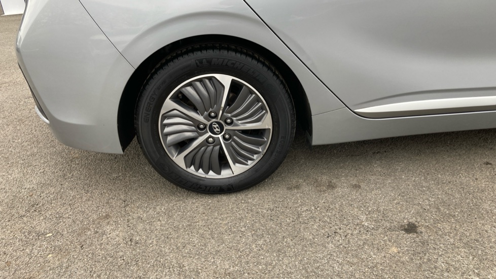 Hyundai IONIQ 1.6 GDi Plug-in Hybrid Premium SE 5dr DCT Hatchback - Image 36