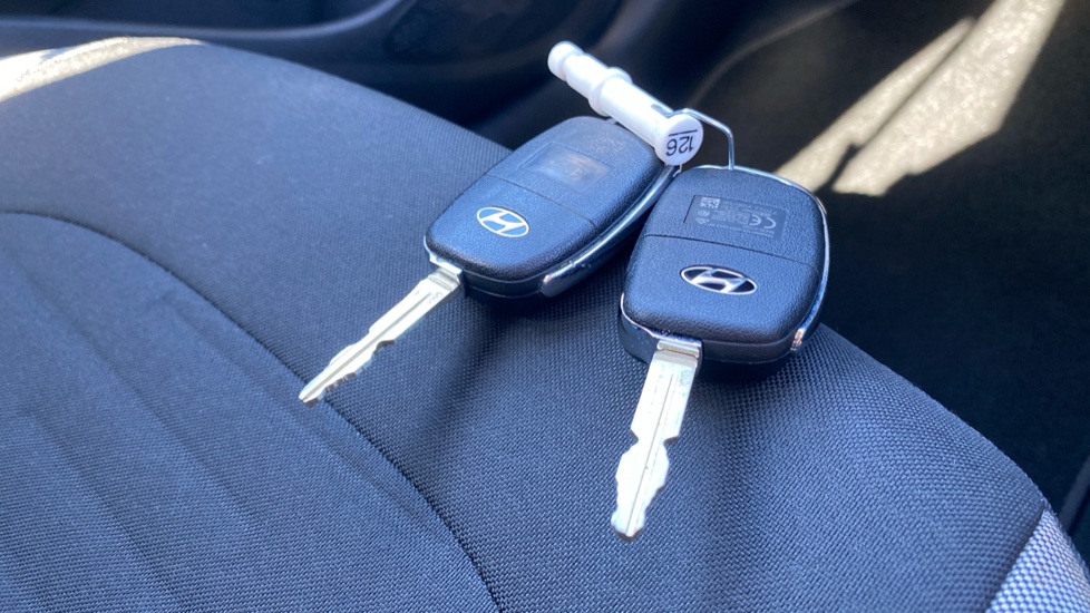 Hyundai i10 1.2 MPi SE Connect 5dr Petrol Hatchback - Image 19