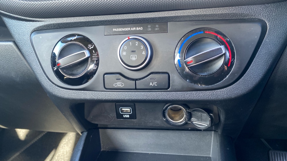 Hyundai i10 1.2 MPi SE Connect 5dr Petrol Hatchback - Image 31