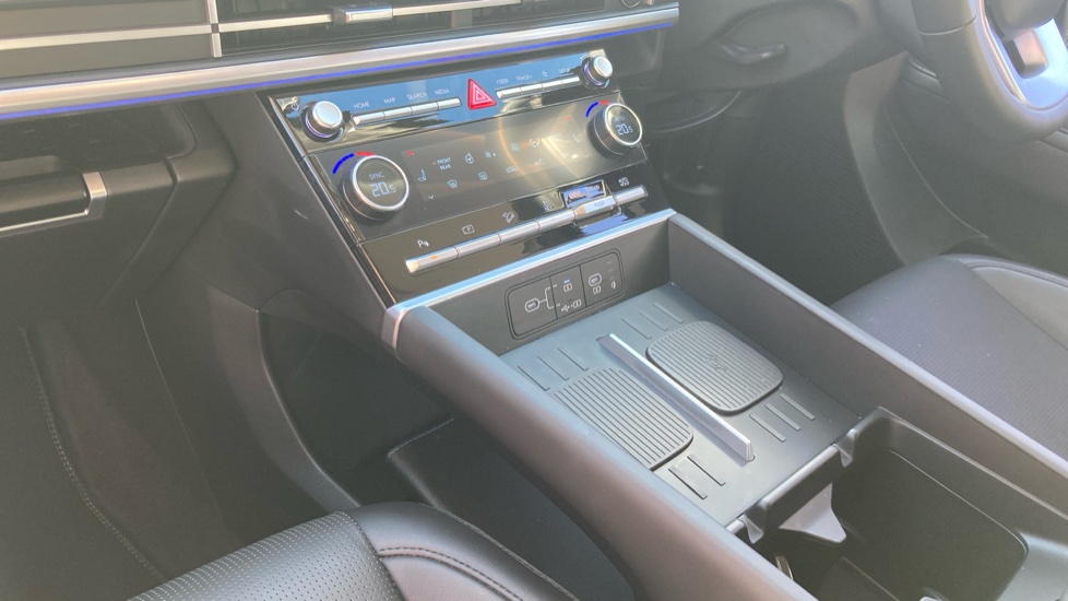 Hyundai SANTA FE 1.6 TGDi Plug-in Hybrid Premium 5dr 4WD Auto Estate - Image 13