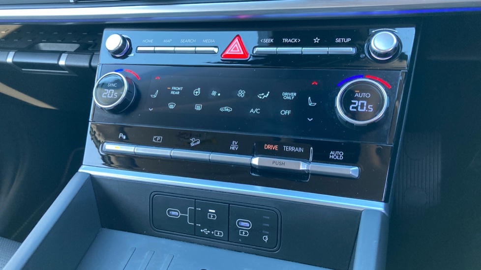 Hyundai SANTA FE 1.6 TGDi Plug-in Hybrid Premium 5dr 4WD Auto Estate - Image 35