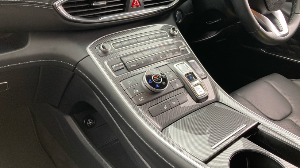 Hyundai SANTA FE 1.6 TGDi Hybrid Premium 5dr 4WD Auto Hybrid Estate - Image 13
