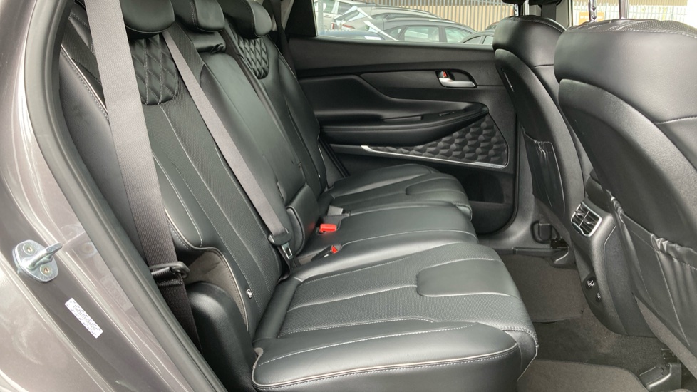 Hyundai SANTA FE 1.6 TGDi Hybrid Premium 5dr 4WD Auto Hybrid Estate - Image 16