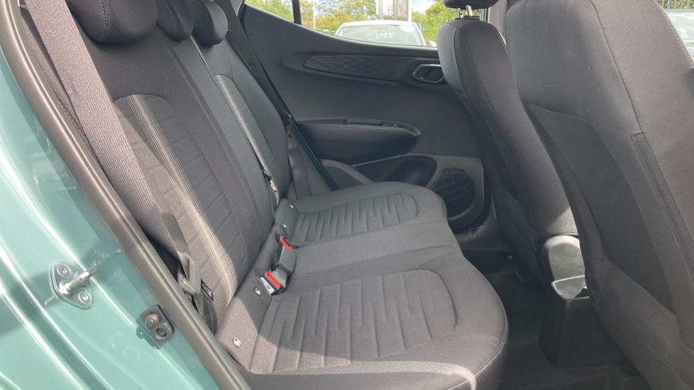 Hyundai i10 1.2 [79] Advance 5dr [Nav] Petrol Hatchback - Image 16