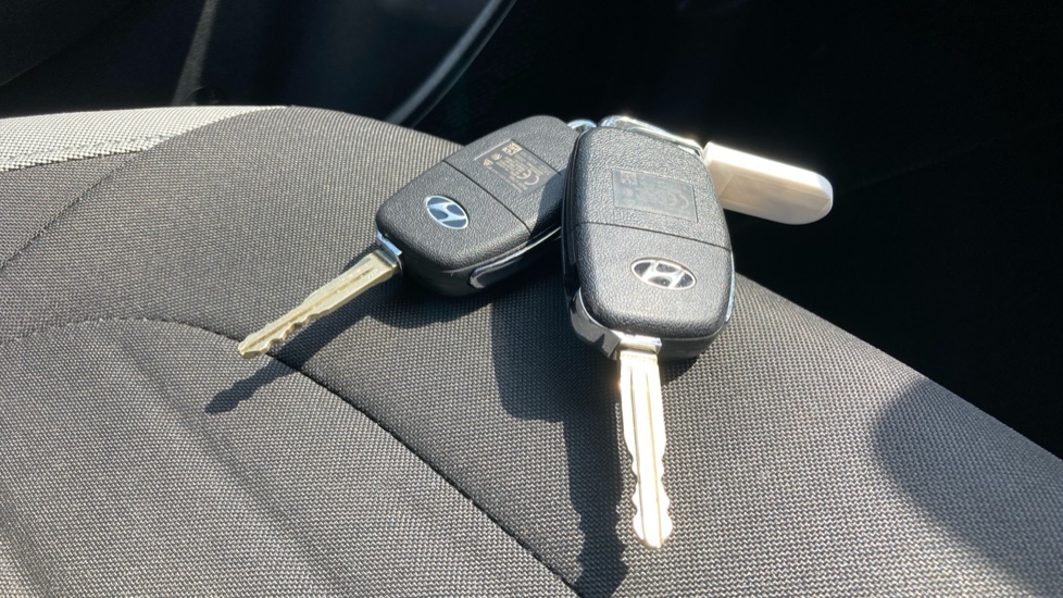 Hyundai i10 1.0 MPi SE 5dr Petrol Hatchback - Image 19