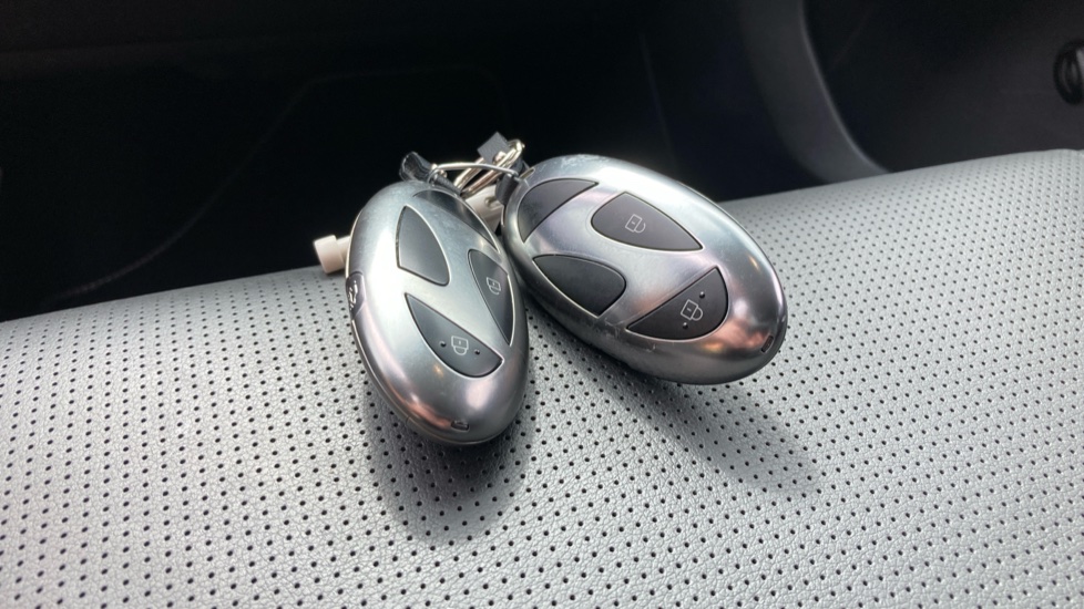 Hyundai SANTA FE 1.6 TGDi Plug-in Hybrid Premium 5dr 4WD Auto Estate - Image 19