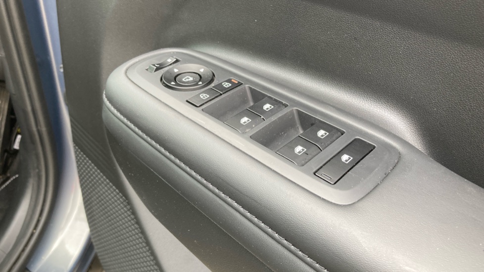 Hyundai SANTA FE 1.6 TGDi Plug-in Hybrid Premium 5dr 4WD Auto Estate - Image 33