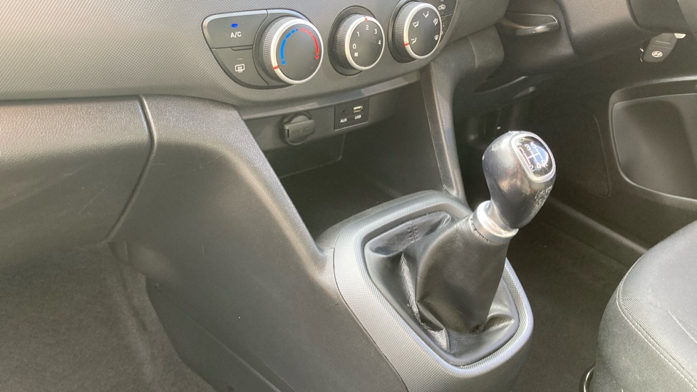 Hyundai i10 1.0 Play 5dr Petrol Hatchback - Image 13