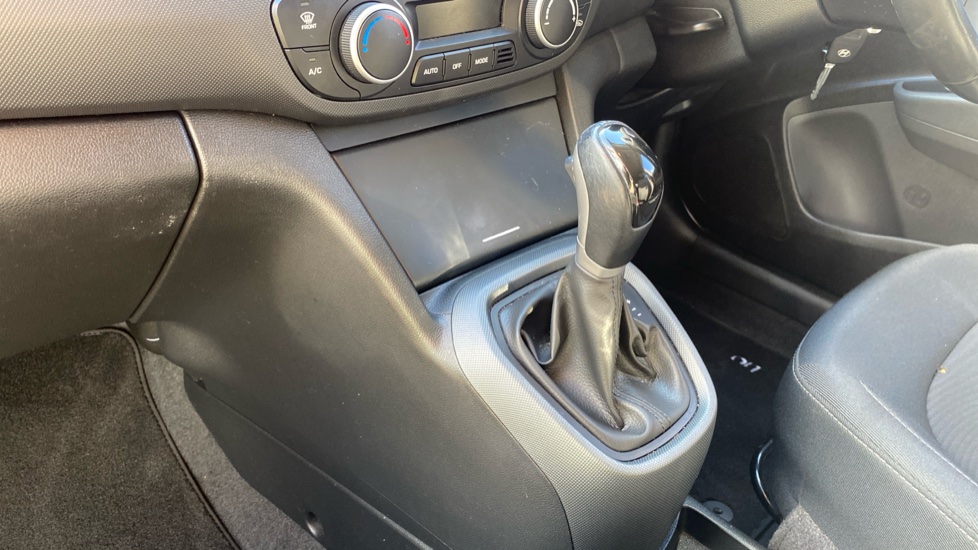 Hyundai i10 1.2 Premium 5dr Auto Petrol Hatchback - Image 13