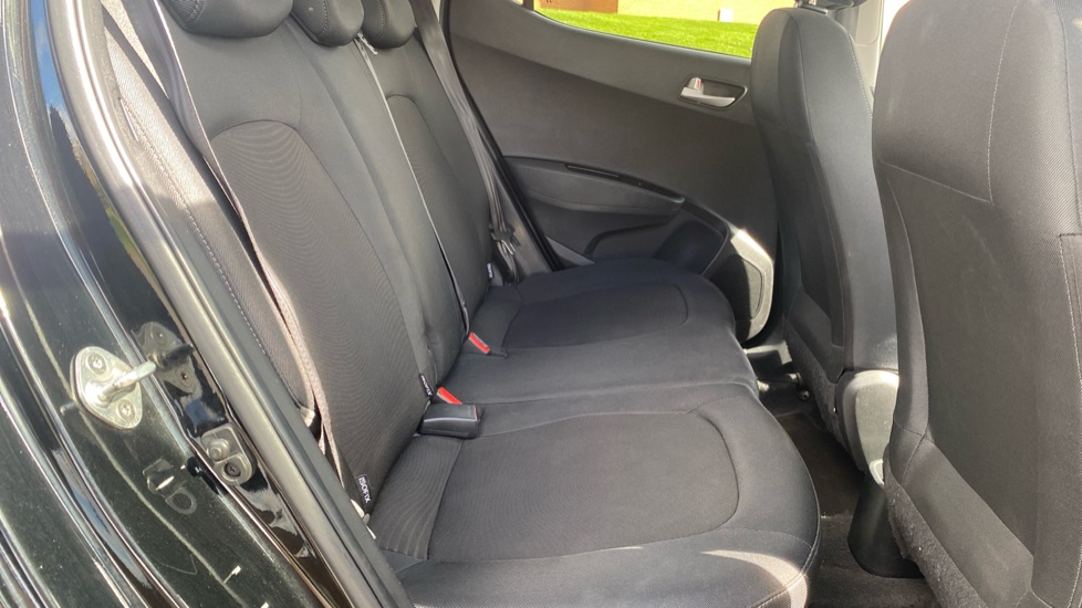 Hyundai i10 1.2 Premium 5dr Auto Petrol Hatchback - Image 16