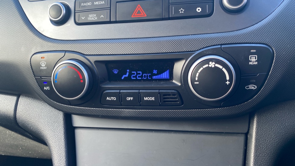 Hyundai i10 1.2 Premium 5dr Auto Petrol Hatchback - Image 30
