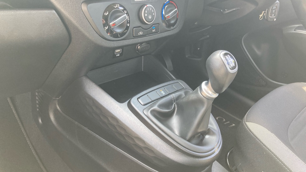 Hyundai i10 1.0 MPi SE Connect 5dr Petrol Hatchback - Image 13