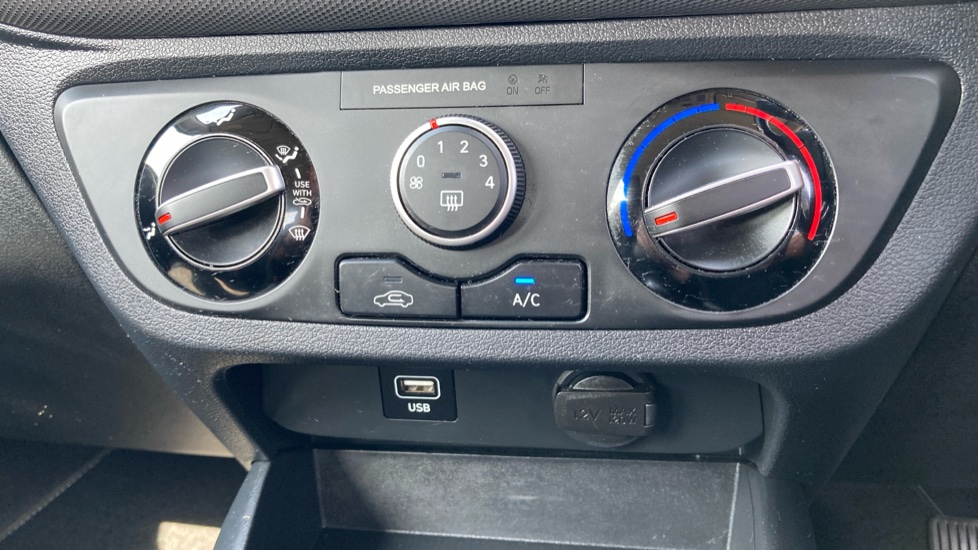 Hyundai i10 1.0 MPi SE Connect 5dr Petrol Hatchback - Image 29