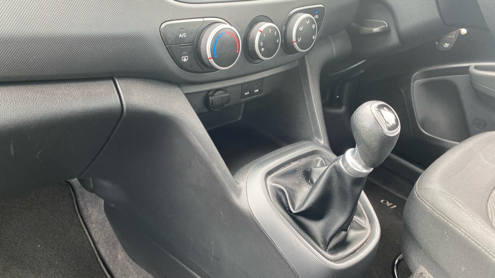 Hyundai i10 1.0 SE 5dr Petrol Hatchback - Image 13