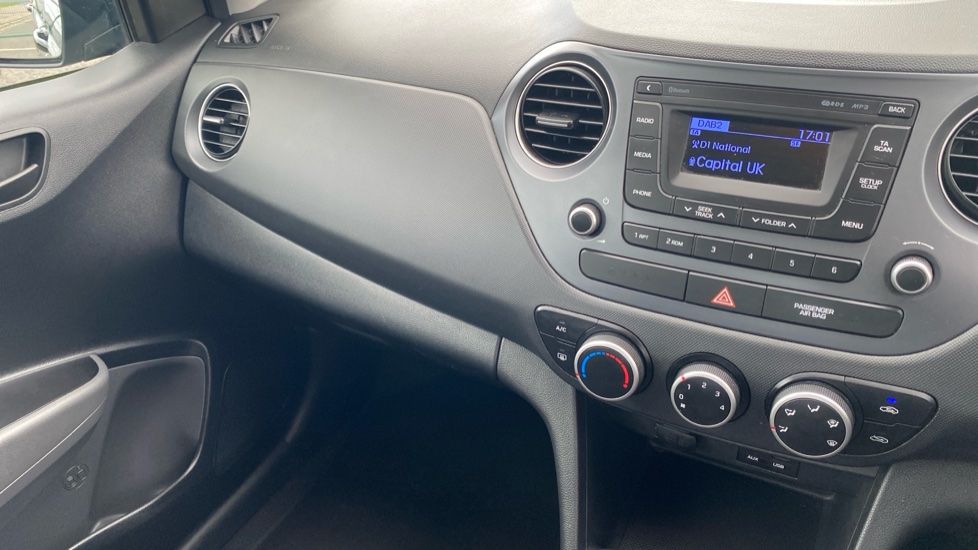 Hyundai i10 1.0 SE 5dr Petrol Hatchback - Image 14