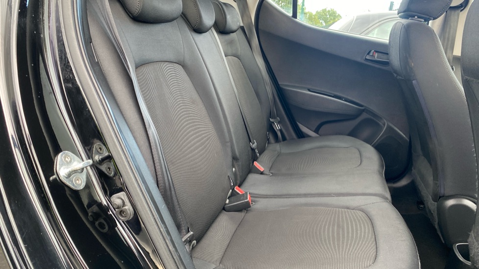 Hyundai i10 1.0 SE 5dr Petrol Hatchback - Image 16