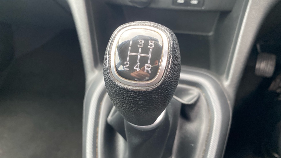 Hyundai i10 1.0 SE 5dr Petrol Hatchback - Image 29