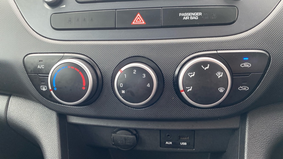 Hyundai i10 1.0 SE 5dr Petrol Hatchback - Image 31