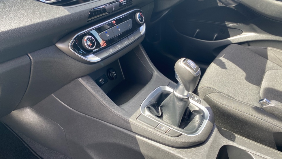 Hyundai i30 1.0T GDi SE Connect 5dr Petrol Hatchback - Image 13