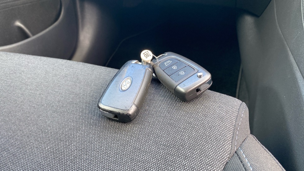 Hyundai i30 1.0T GDi SE Connect 5dr Petrol Hatchback - Image 19