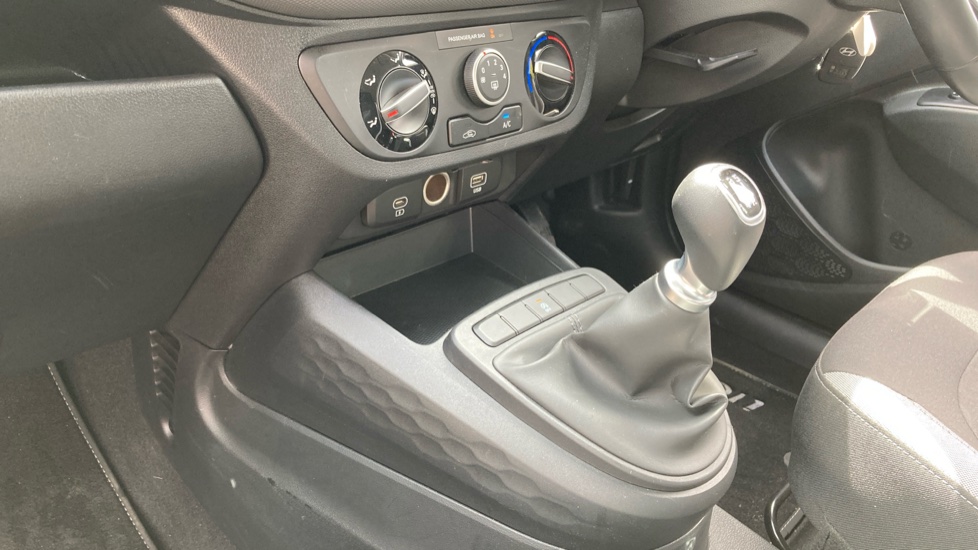 Hyundai i10 1.0 Advance 5dr Petrol Hatchback - Image 13