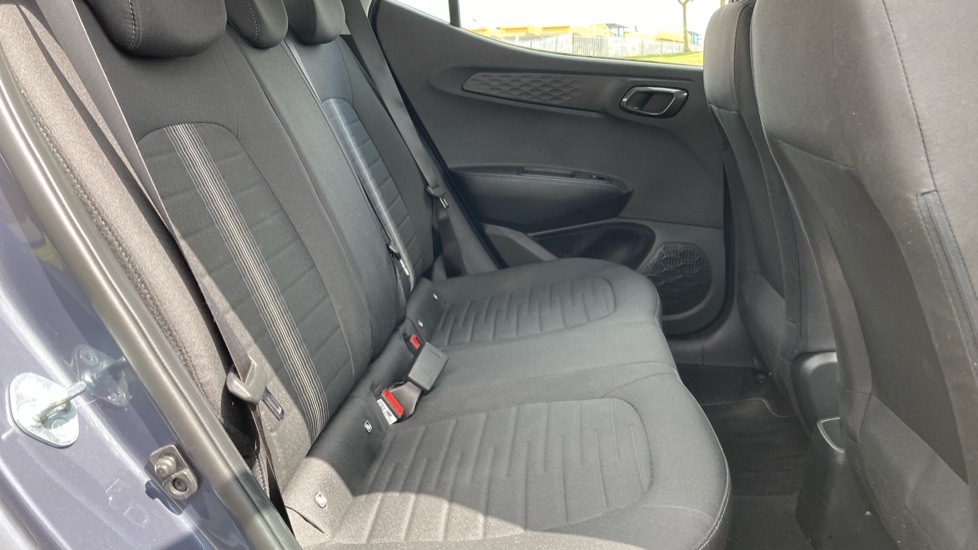 Hyundai i10 1.0 Advance 5dr Petrol Hatchback - Image 16