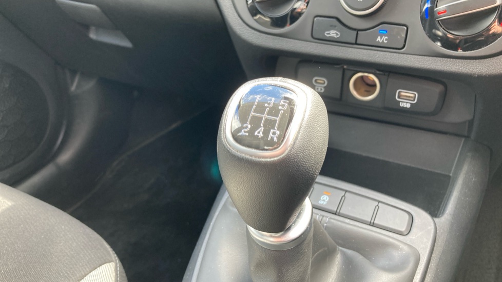 Hyundai i10 1.0 Advance 5dr Petrol Hatchback - Image 28