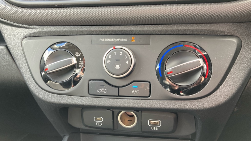 Hyundai i10 1.0 Advance 5dr Petrol Hatchback - Image 31