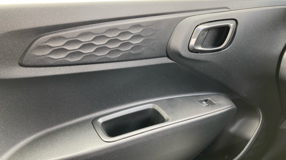 Hyundai i10 1.0 Advance 5dr Petrol Hatchback - Image 38