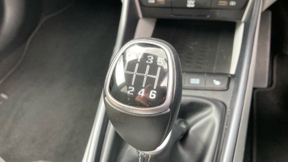Hyundai i20 1.0T GDi 48V MHD SE Connect 5dr Petrol Hatchback - Image 30